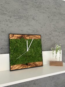 Wandklok met olijfhout en mos