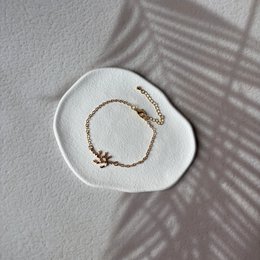 Corallina – Verstellbares goldenes Korallenarmband