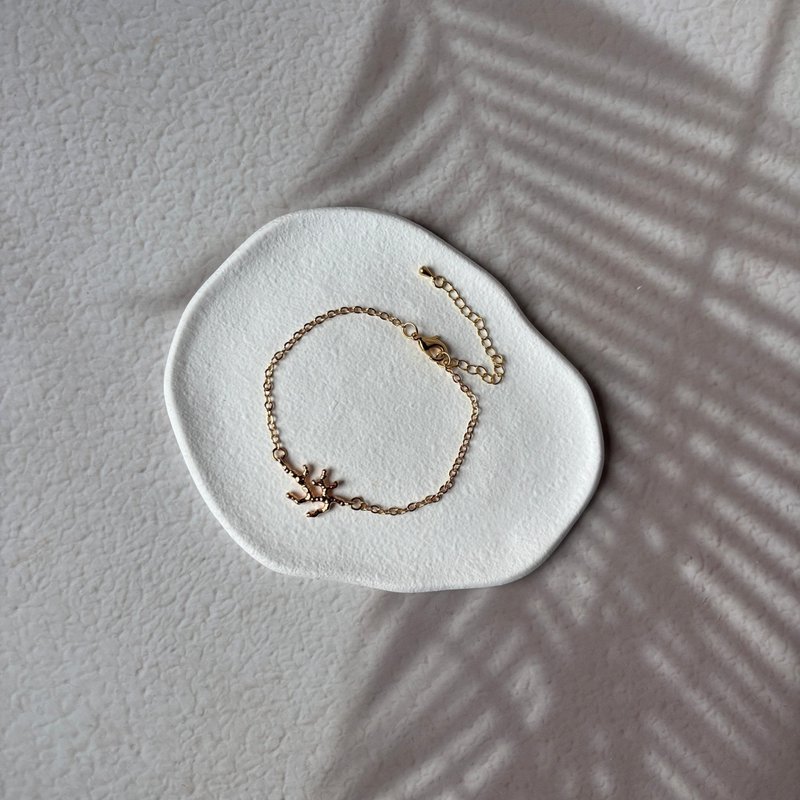 Corallina – Verstellbares goldenes Korallenarmband