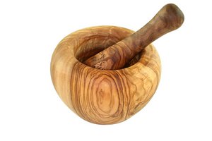 Ronde vijzel (ca. 12 cm doorsnede) inclusief stamper gemaakt van olijfhout