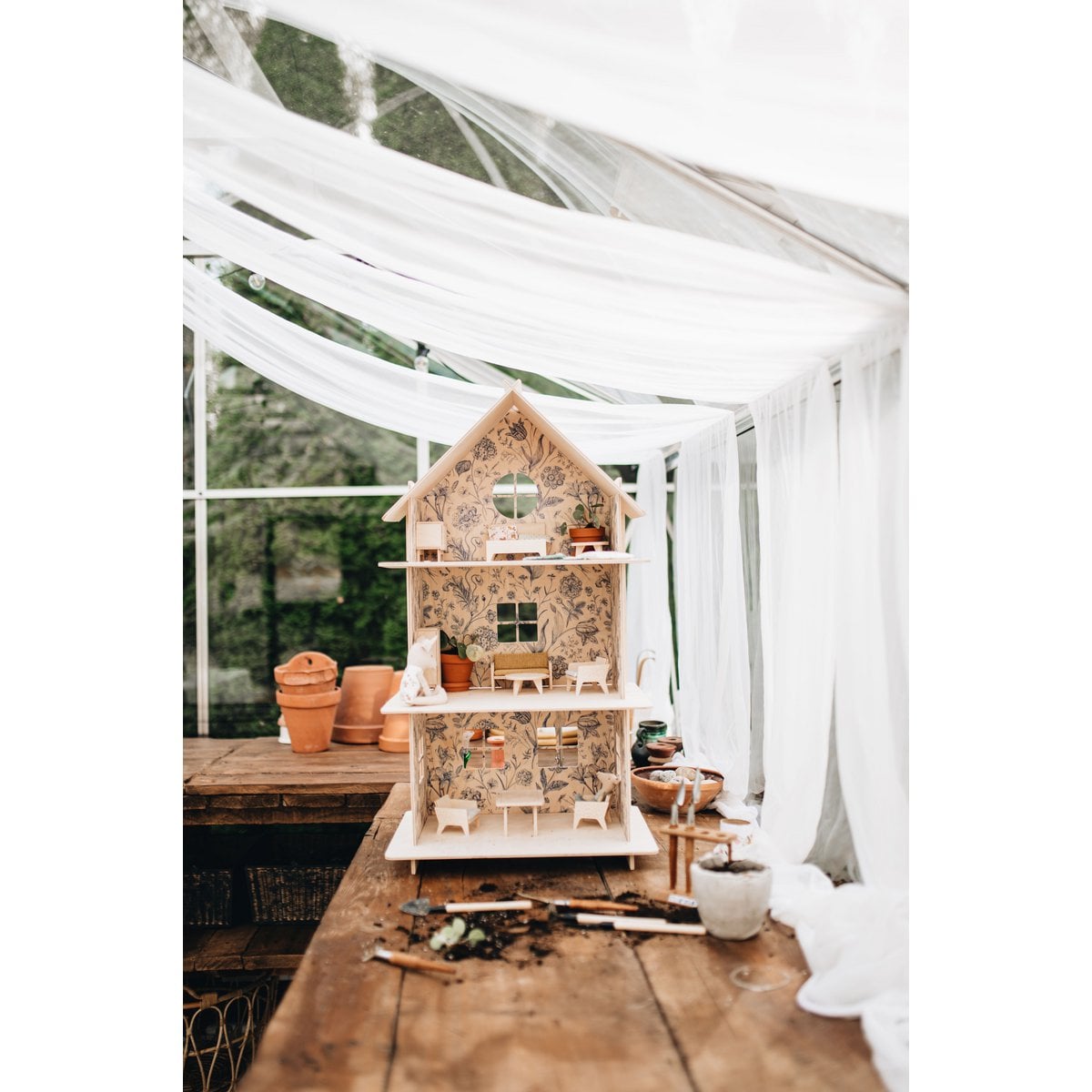 Dreistöckiges Puppenhaus aus Holz / Modernes Puppenhaus