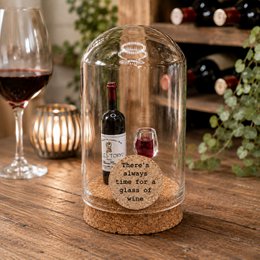 Immer Zeit für ein Glas Wein – Glasglocke mit Miniatur-Weinflasche und Glas