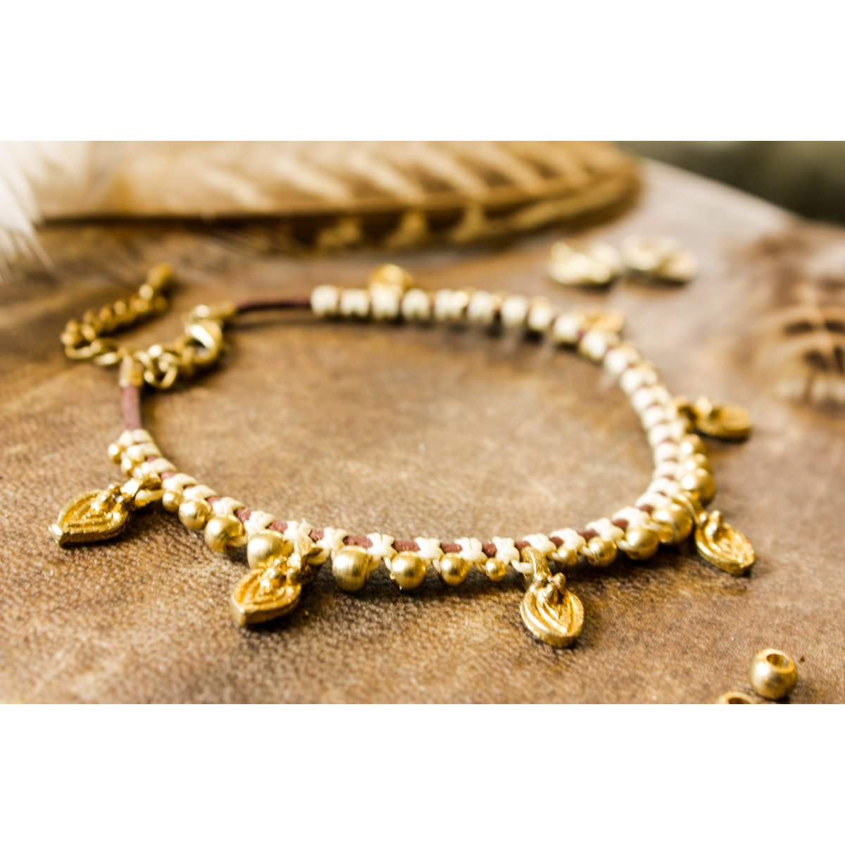 Bracelet de cheville en cuir macramé avec détails et breloques en laiton » Fait à la main