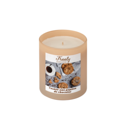 A round, tall candle with a cookie scent, featuring a wooden wick and a label with a cookie design.