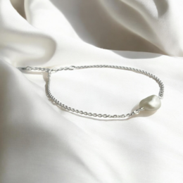 Elegant 925 Sterling Silver Bracelet with Wire Wrapped Baroque Keshi Pearl - 7cm + 4cm Extension | Timeless elegance in soft white, suitable for allergy sufferers - ARM925-27