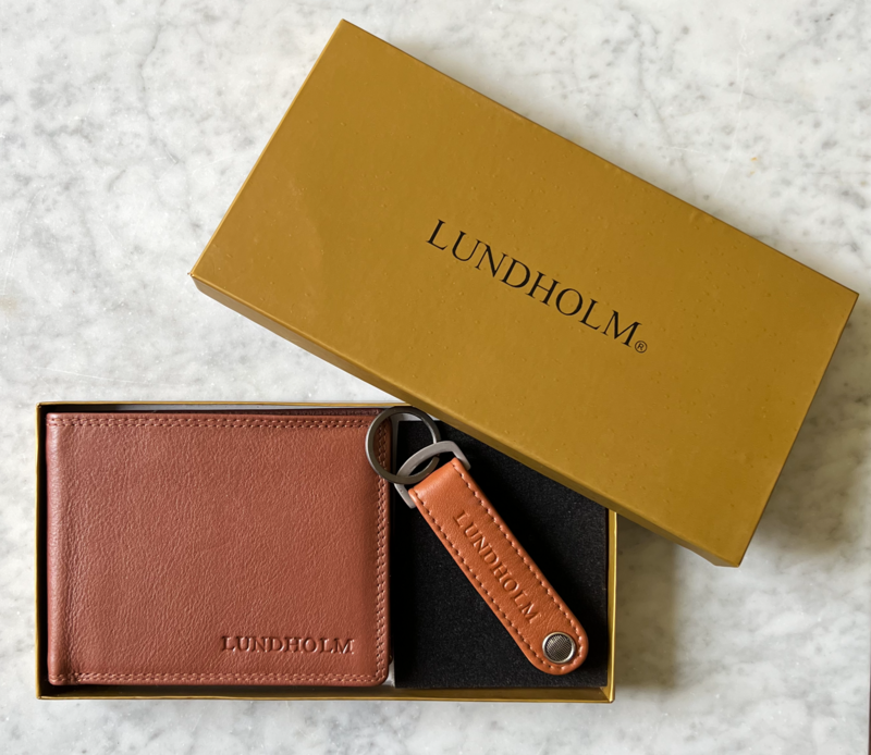 Lundholm Leder-Geldbörse für Herren in Braun und Bieröffner-Schlüsselanhänger aus echtem Leder – passendes Set in luxuriöser Geschenkbox – Vatertagsgeschenk, Vatertagsgeschenkpaket – Geschenk für Männer, Flaschenöffner, Herrengeschenke, Vatertagsgesc