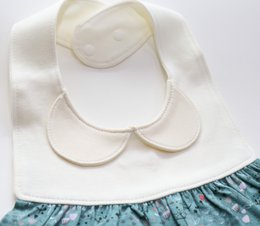 Bavoir en forme de petite robe pour bébé - Anna