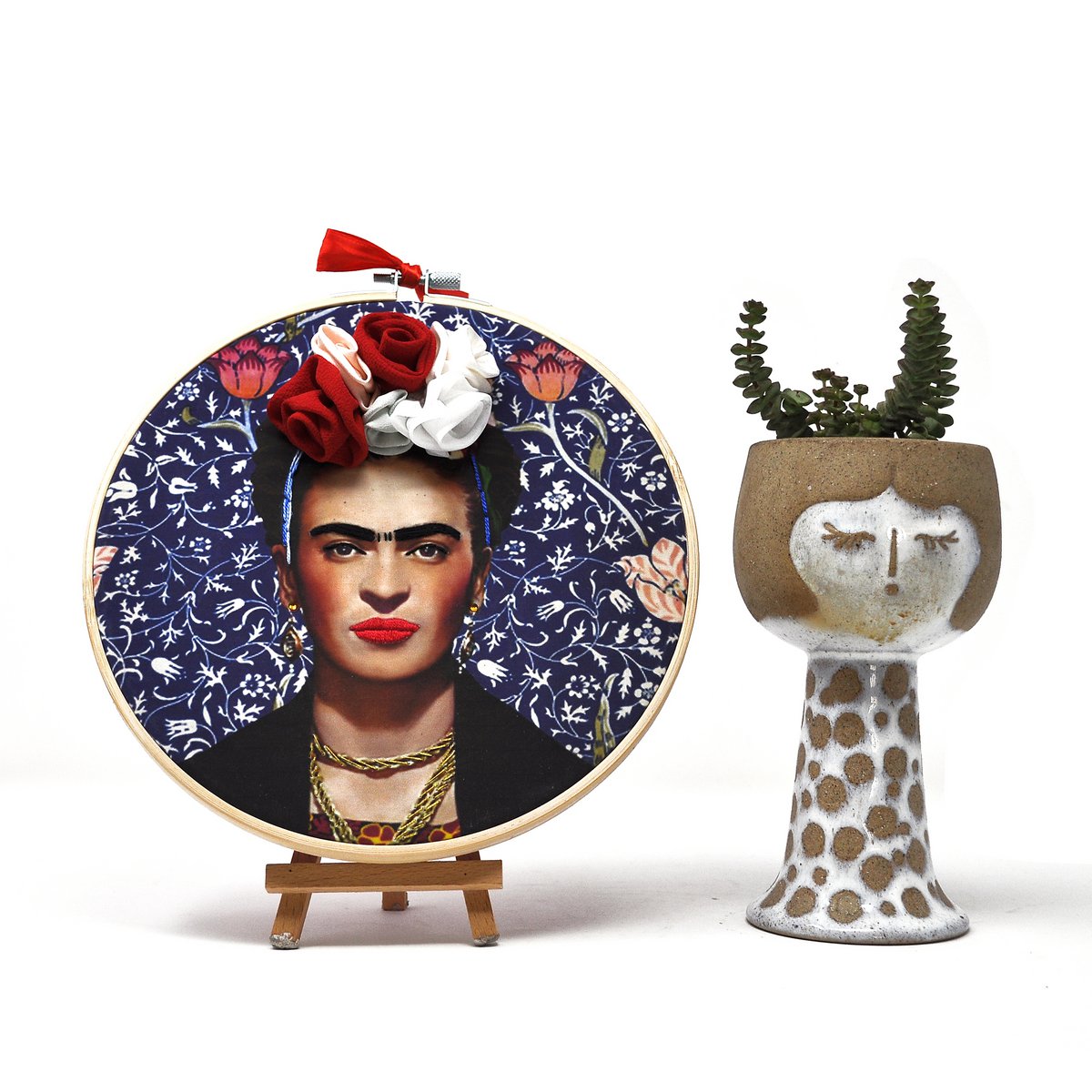 Håndlavet broderibøjle vægkunst - Frida Kahlo Portræt - Tekstil vægdekoration 20 cm