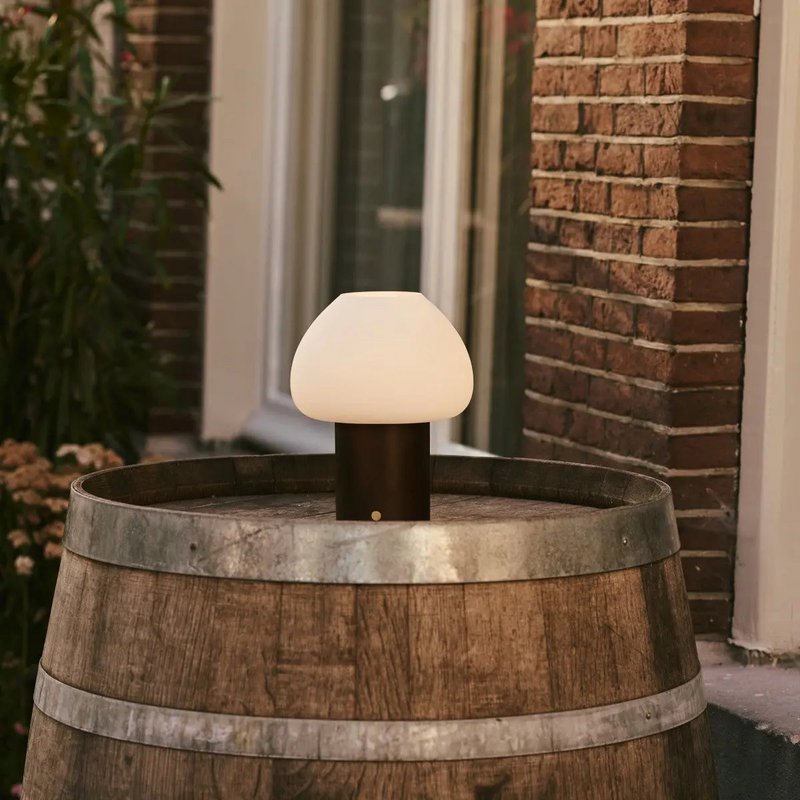Drewniana lampa Fynn w kolorze ciemnobrązowym