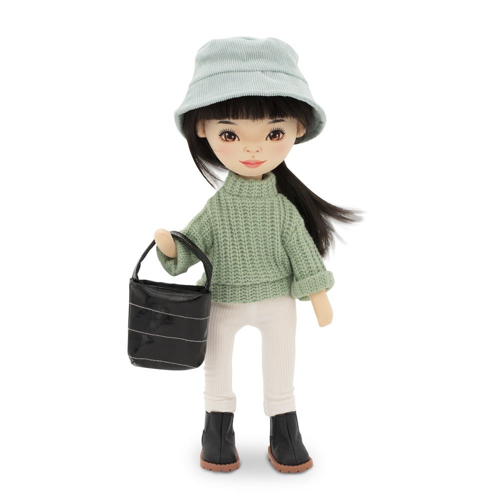 Weiches Spielzeug, süße Schwestern - Lilu in einem grünen Pullover + Bonuszubehör (35 cm)