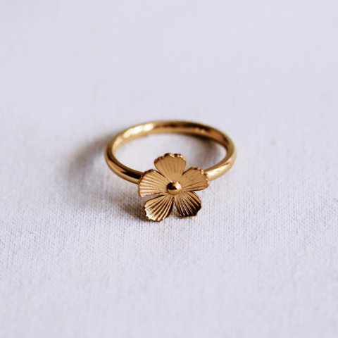 Minimalistischer Ring mit einer kleinen Blume