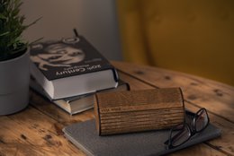Estuche para gafas Krea-Wood hecho a mano en madera de abedul con imanes. color marrón