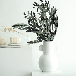  Preserved olive branches in a natural decoration from Italy. The branches have a green color and are approximately 50 cm long, with 1-2 stems per bundle.