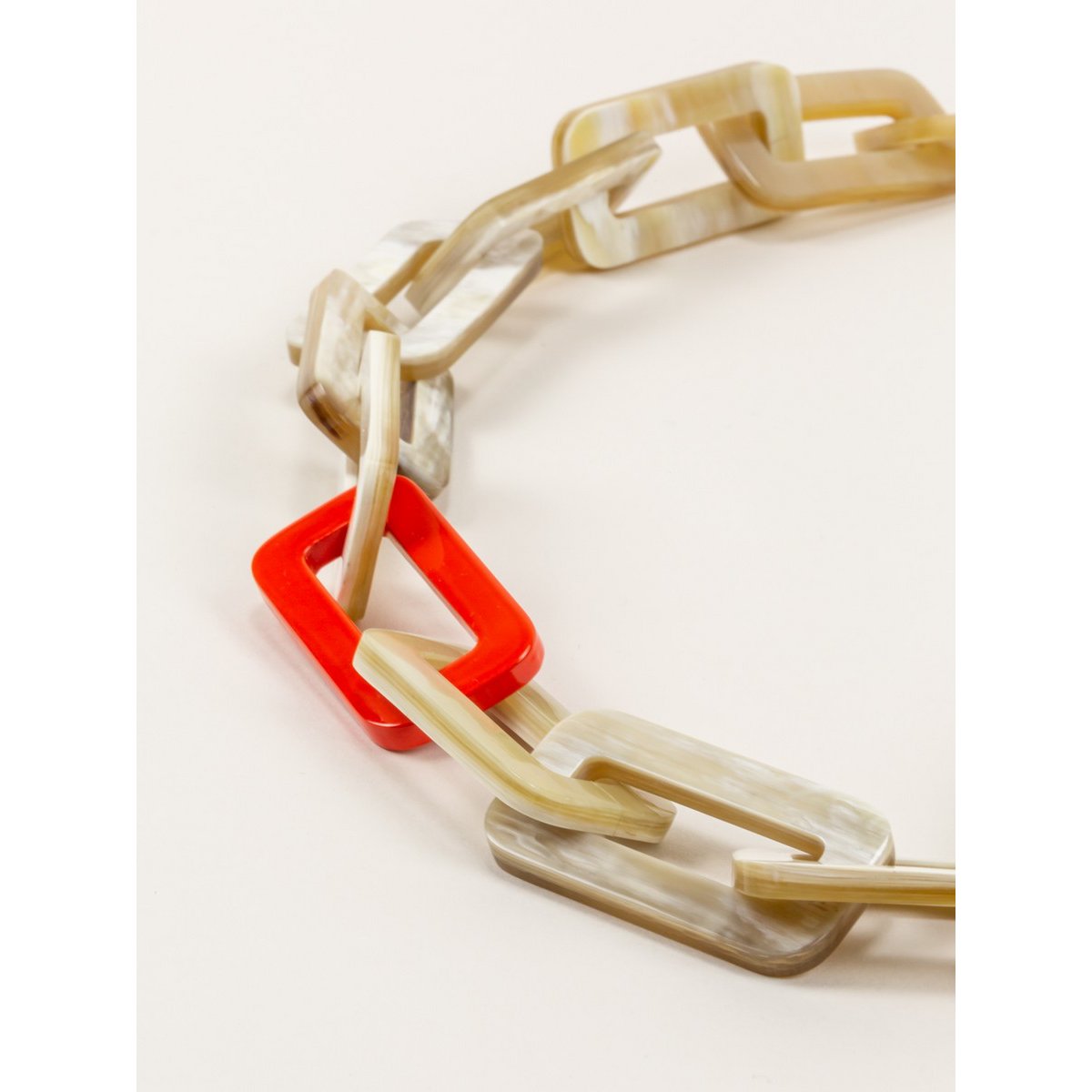 Tige rechthoekige ringen lange ketting in blonde hoorn met oranje en mintgroene lak