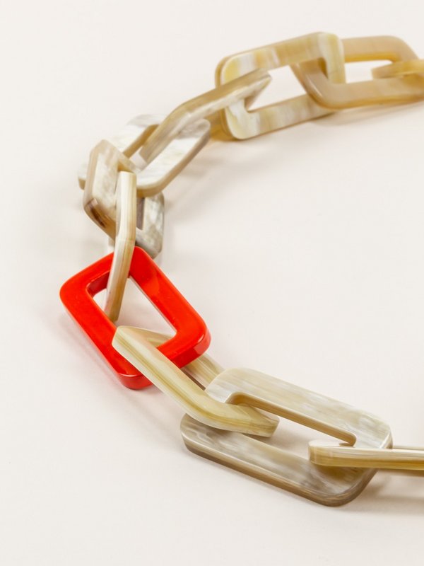 Tige rechthoekige ringen lange ketting in blonde hoorn met oranje en mintgroene lak