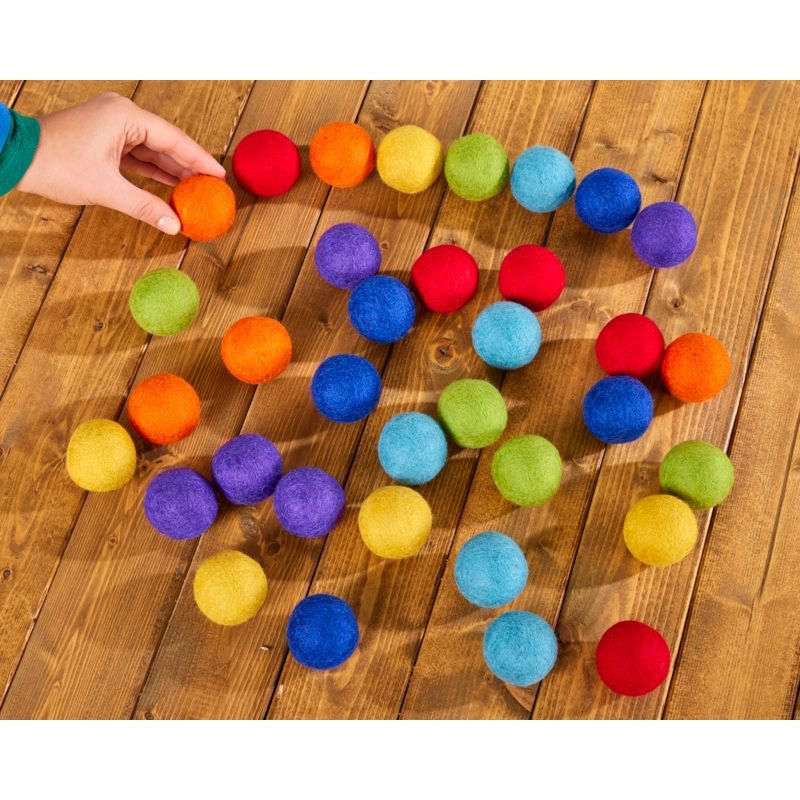 Gemütlicher Regenbogenfilmkugeln große pom pom sensorische Spielzeuge