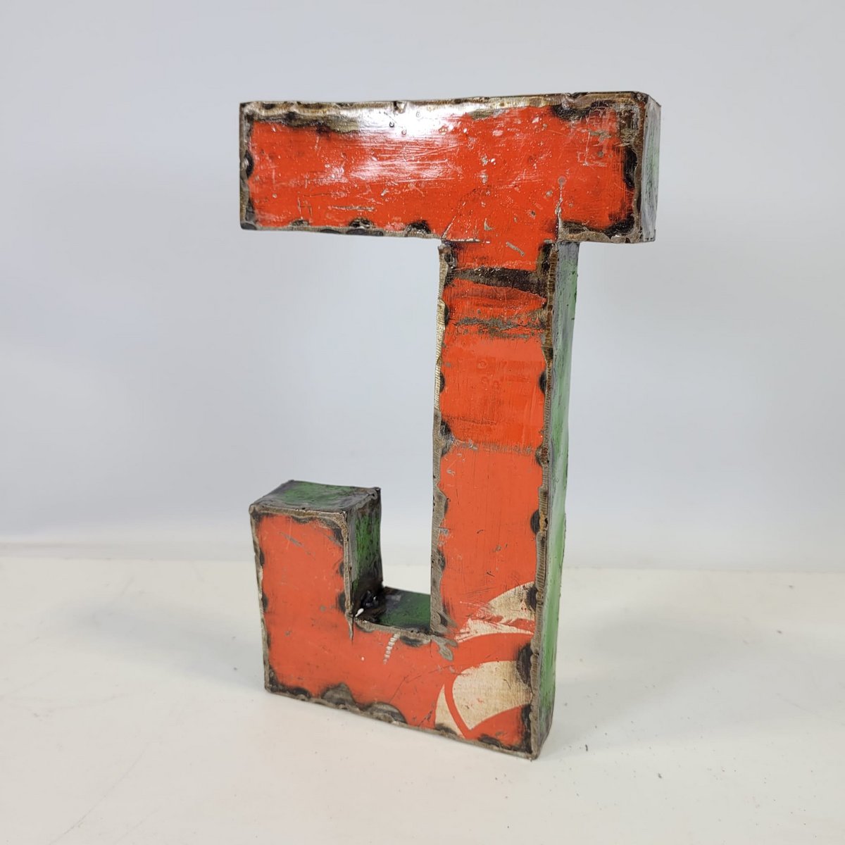 Lettre « J » fabriquée à partir de barils de pétrole recyclés | 22 ou 50 cm | Couleurs différentes
