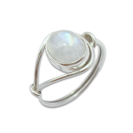 Anello “Femminilità e Morbidezza” in Pietra di Luna e Argento 925