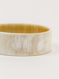 Fladt armbånd i blond horn
