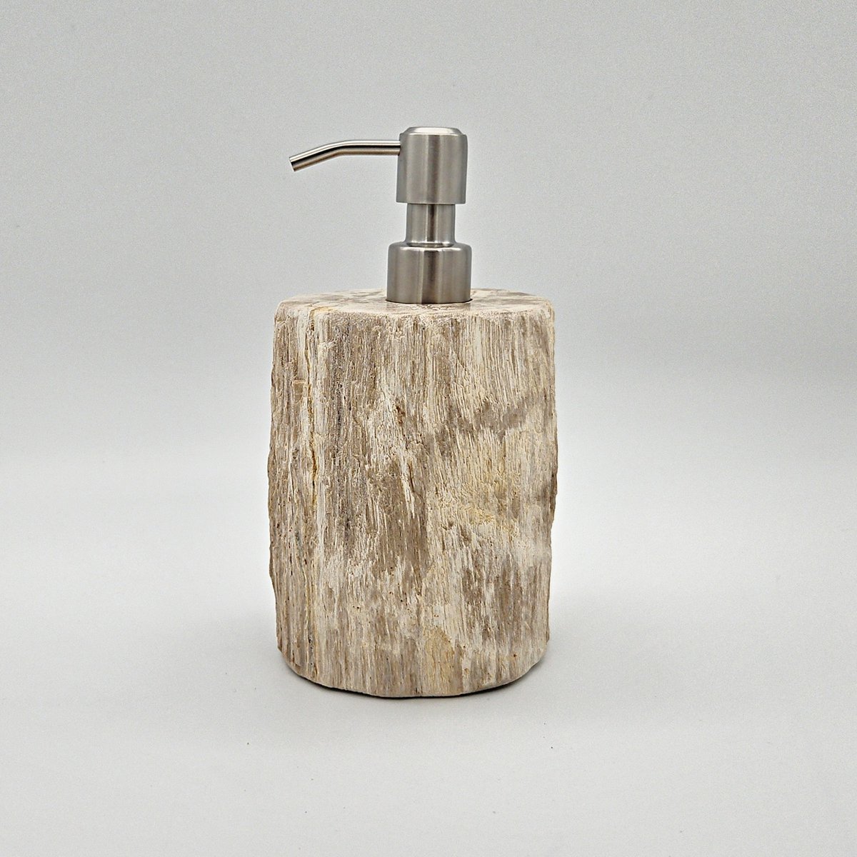 Zeepdispenser van versteend hout