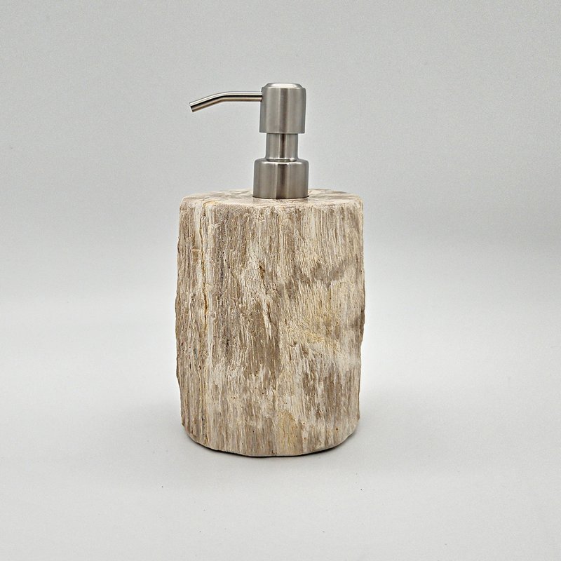 Zeepdispenser van versteend hout