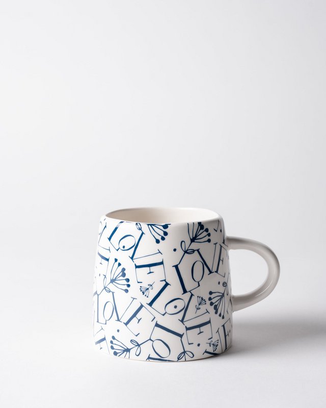 Taza de amor – pieza de cerámica única hecha a mano con un corazón