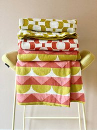 Toby Red Jacquard Throw – Blødt børstet bomuld