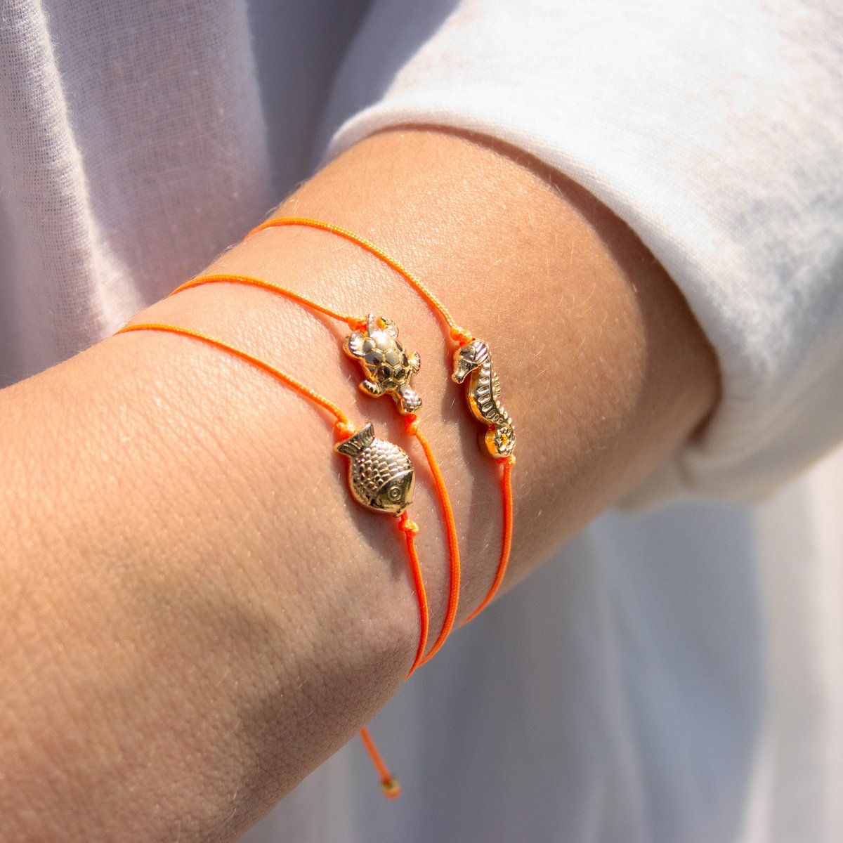 Bracciale su cartoncino - Pesce d'Oro - Controcorrente - Ciondolo placcato oro 24K - Macramé - Cartoncino riciclato DIN A6 - Collezione marittima