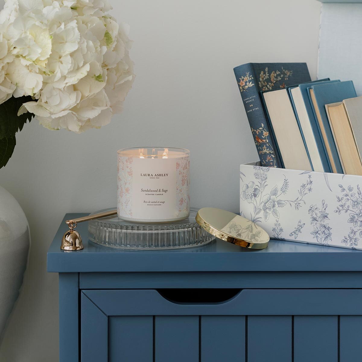 Scented candle Laura Ashley Sandalwood & Sage - 400g