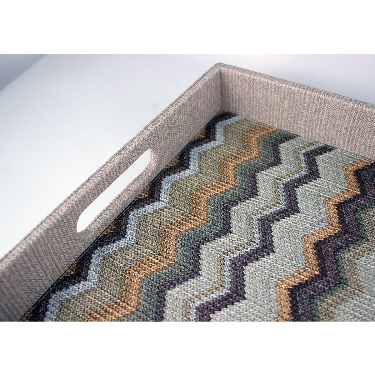 Plateau rectangulaire avec motif zigzag marron et poignées