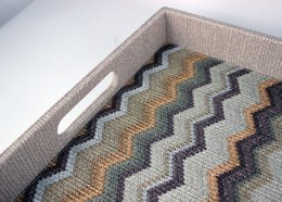 Plateau rectangulaire avec motif zigzag marron et poignées