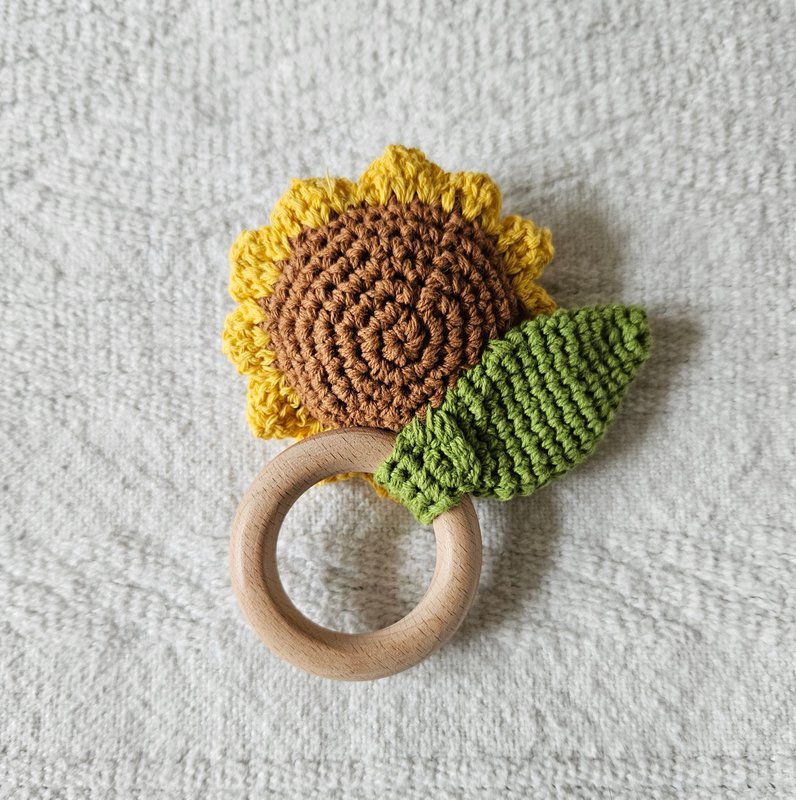 Handgefertigte gehäkelte Rassel - Sonnenblume