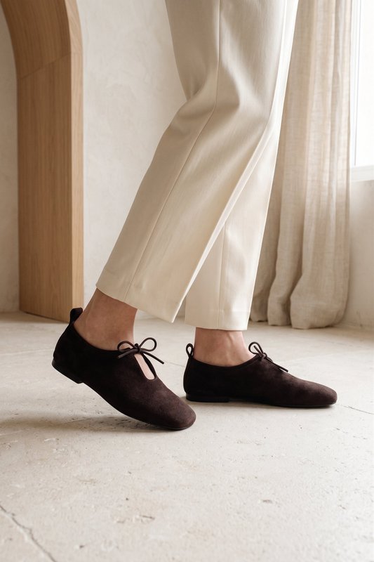 KATY CHOCOLATE – Ballerinas aus weichem Leder mit Schnürung vorne