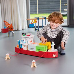 Barco portacontenedores con 4 contenedores