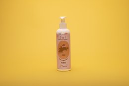 2-in-1 shower gel and shampoo for kids, 250ml bottle, gentle formula with natural ingredients.