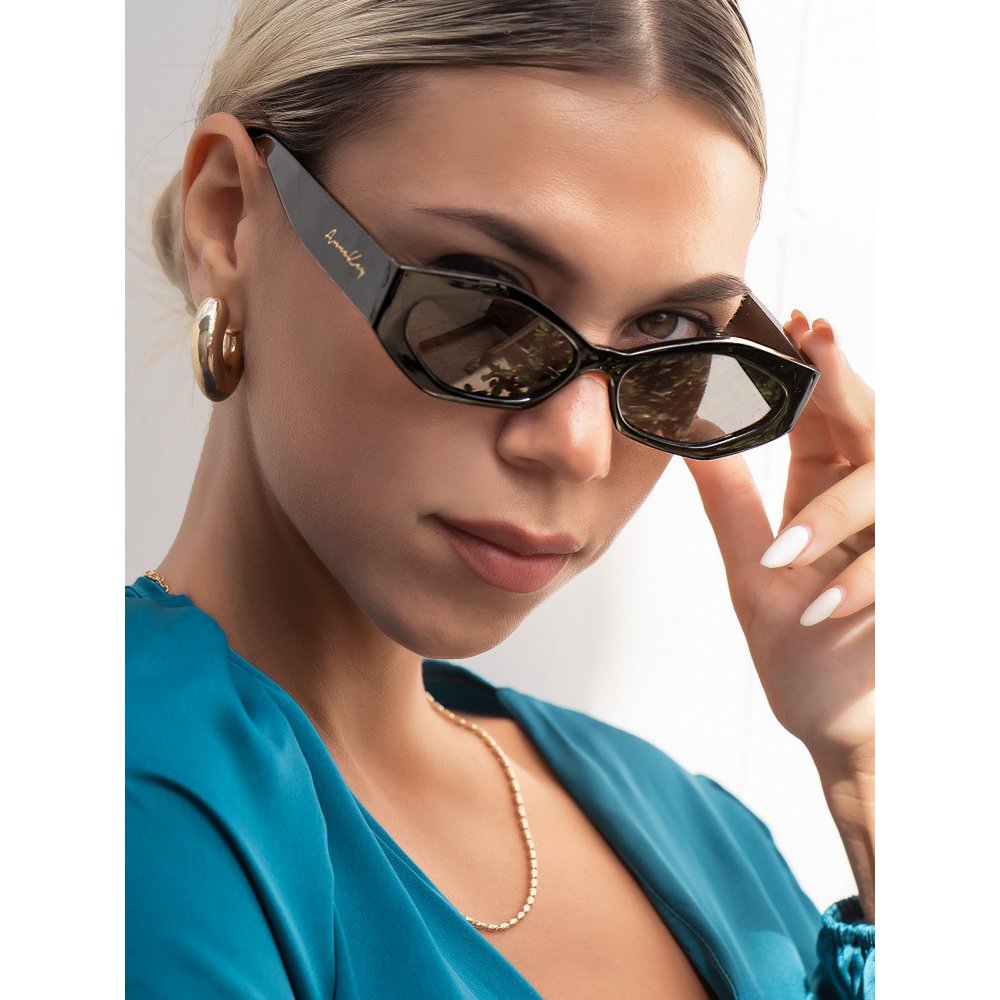 Lunettes de soleil noires de la morosité annuelle