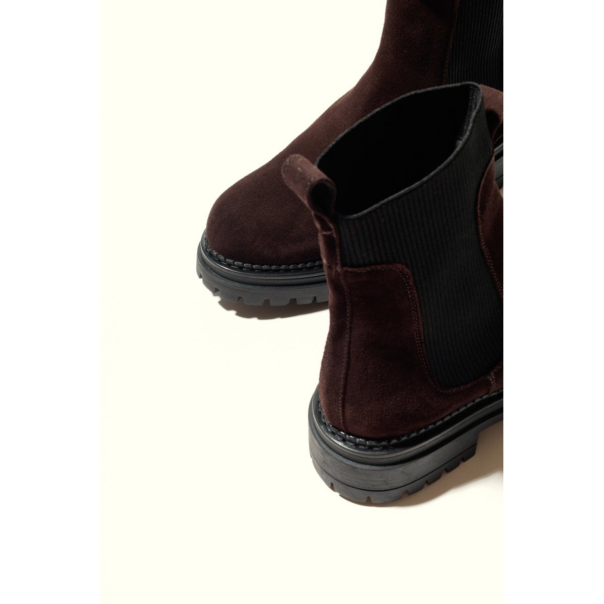 KELLY CHOCOLATE – Wildleder-Stiefeletten mit elastischen Einsätzen VORBESTELLUNG