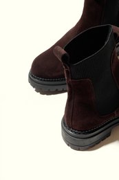 KELLY CHOCOLATE – Wildleder-Stiefeletten mit elastischen Einsätzen VORBESTELLUNG