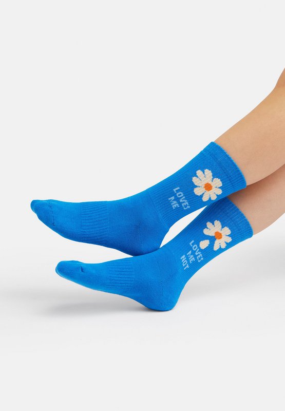 Biologische sokken Loves me Loves me not - Blauwe tennissokken met madeliefjes