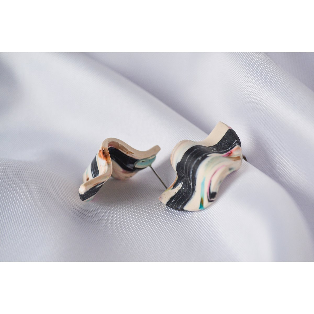 Boucles d'oreilles clous Ragna en beige et coloré