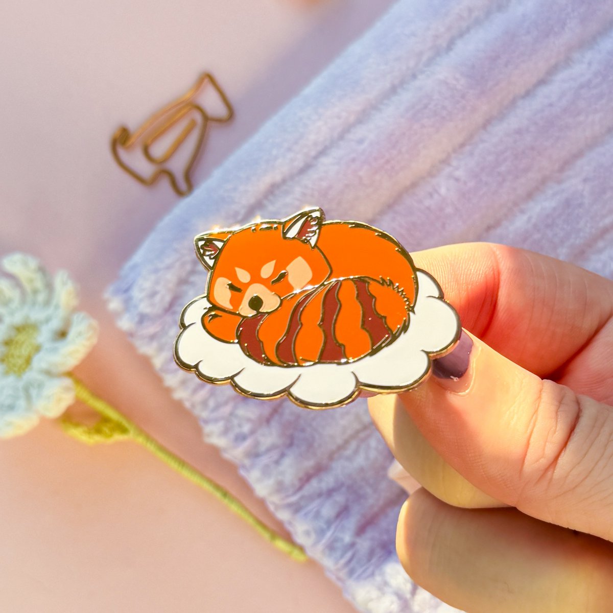 Przypinka czerwona panda | Marzycielska czerwona panda | Pozłacane | Twarda emaliowana szpilka | Broszka przypinana