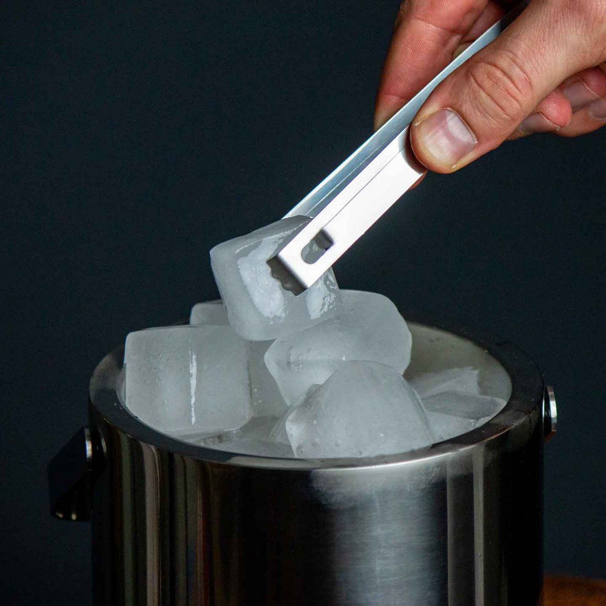 Cubitera: recipiente para hielo de acero inoxidable con tapa | Para 30 cubitos de hielo | Capacidad de 1,3 litros.