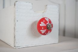 Rød møbelknop med hjerter og prikker 4 cm Isabelle Rose