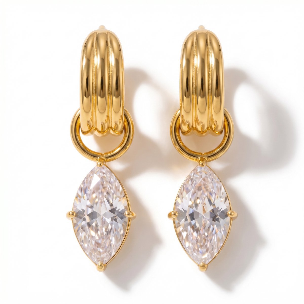 Amelia – Pendientes con colgantes de circonitas – Dorado