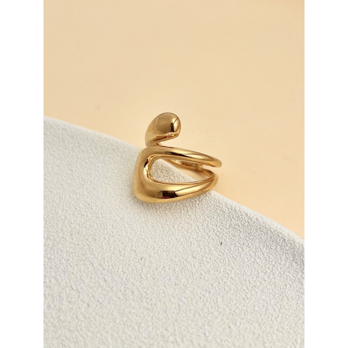 Gouden verstelbare stalen ring met een abstract ontwerp