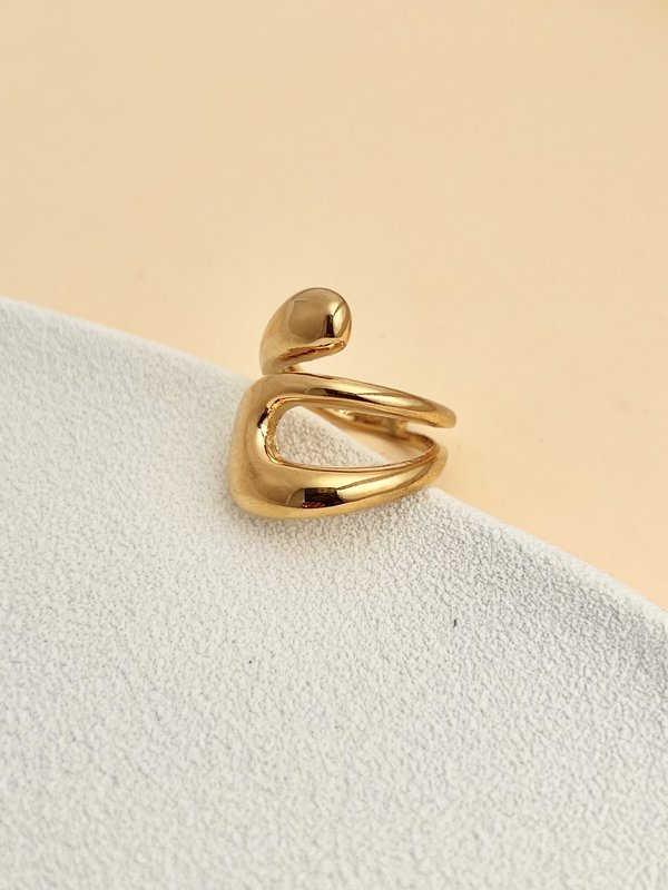Gouden verstelbare stalen ring met een abstract ontwerp
