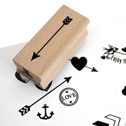 Holzstempel mit einzigartigem Pfeildesign für kreative Projekte und Dekorationen