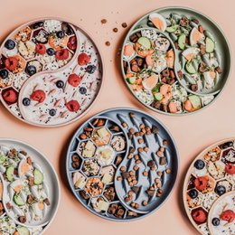 This anti-sling dog and cat food bowl is made of durable, silicone-free material and features a unique divided design to prevent food and water from spilling. Available in three neutral color options - blaugrau, malve, and salbeigrün.