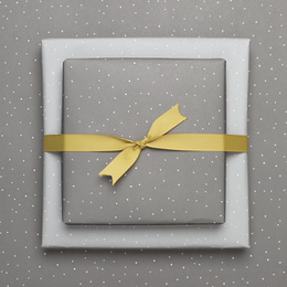 Hellgraues Geschenkpapier mit Punkten - ideal als Geschenkpapier für Hochzeit oder für Geschenke zur Geburt oder zur Taufe, neutrales Geschenkpapier