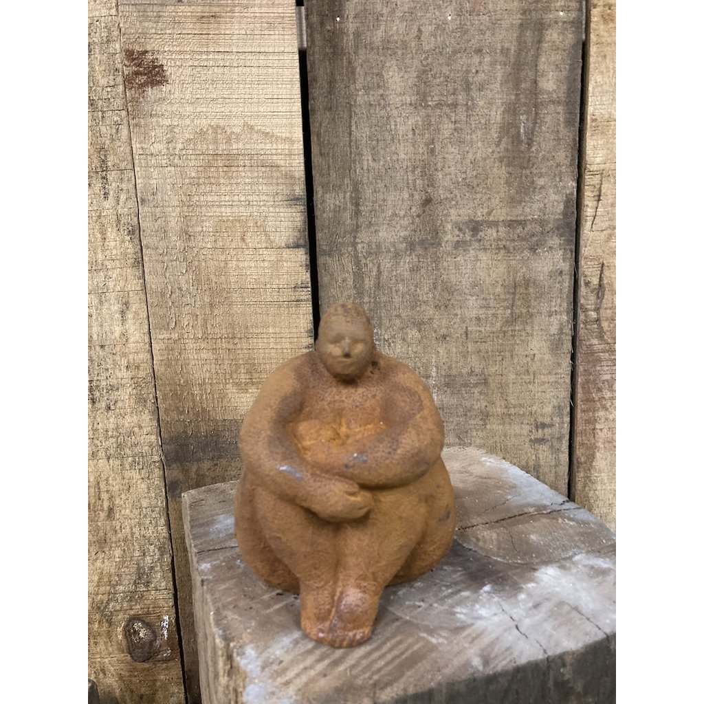 Femme assise en fonte, 12x14x16cm, 2,5kg